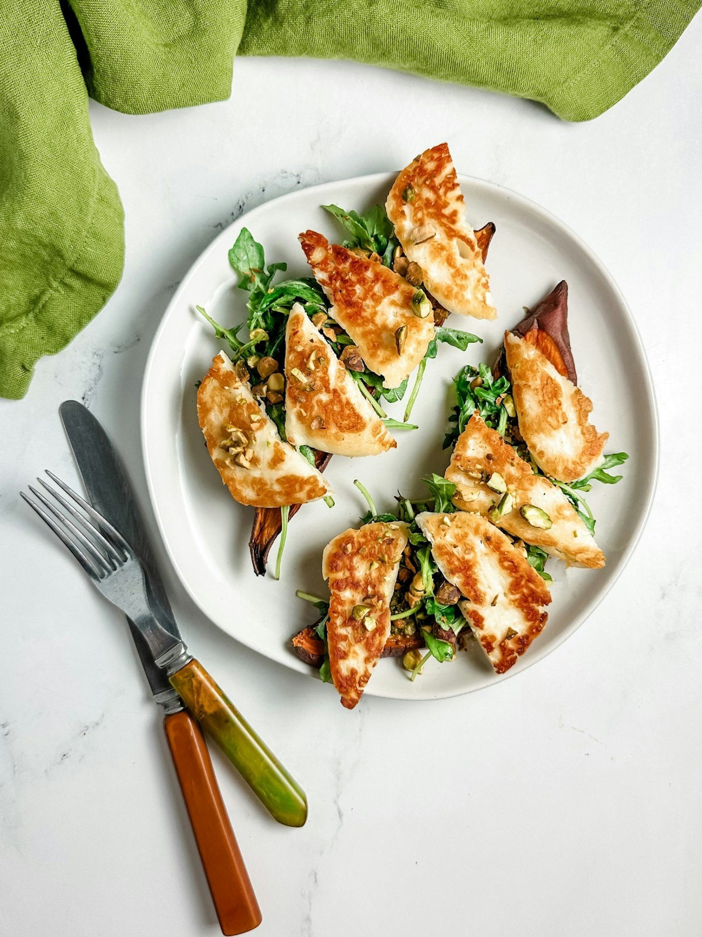 Grilled halloumi cheese slices